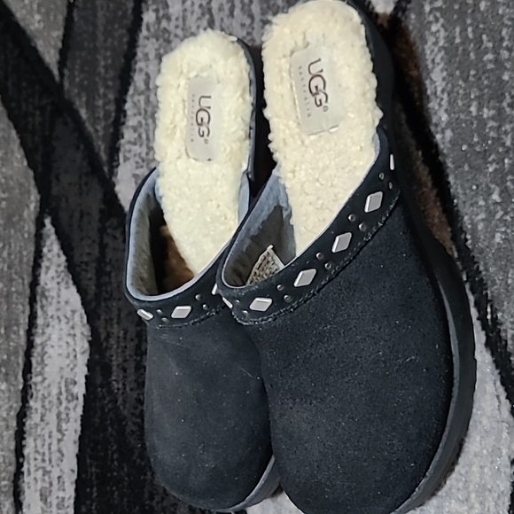UGG LEATHER SHEEPSKIN STUDDED HEEL CLOGS - Picture 7 of 12